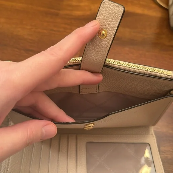 Michael Kors phone wallet - Picture 6 of 9